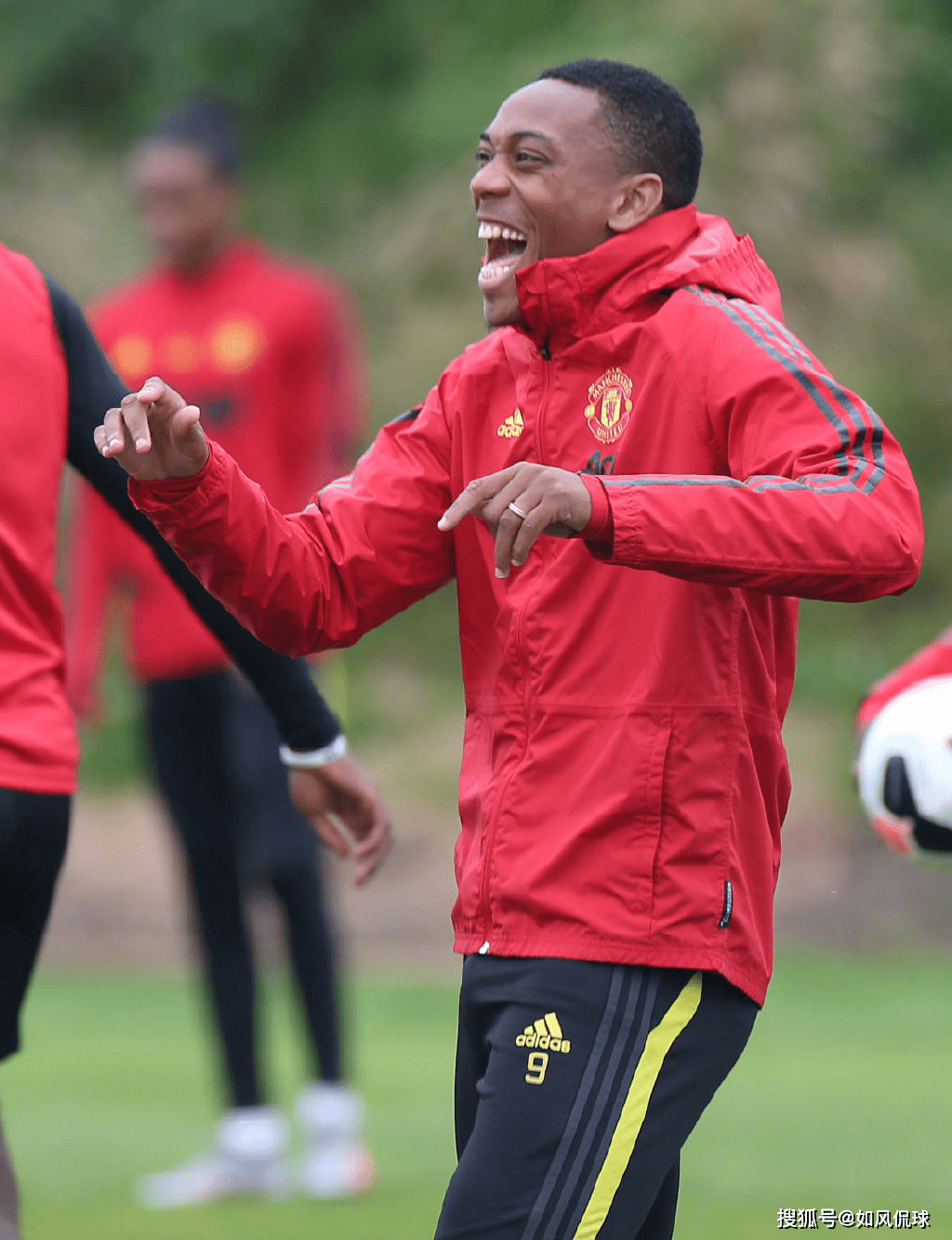 爱游戏入口包含穆古鲁扎迎来十二赛季出色发挥，曼联观众热烈欢呼！气势如虹延续的词条