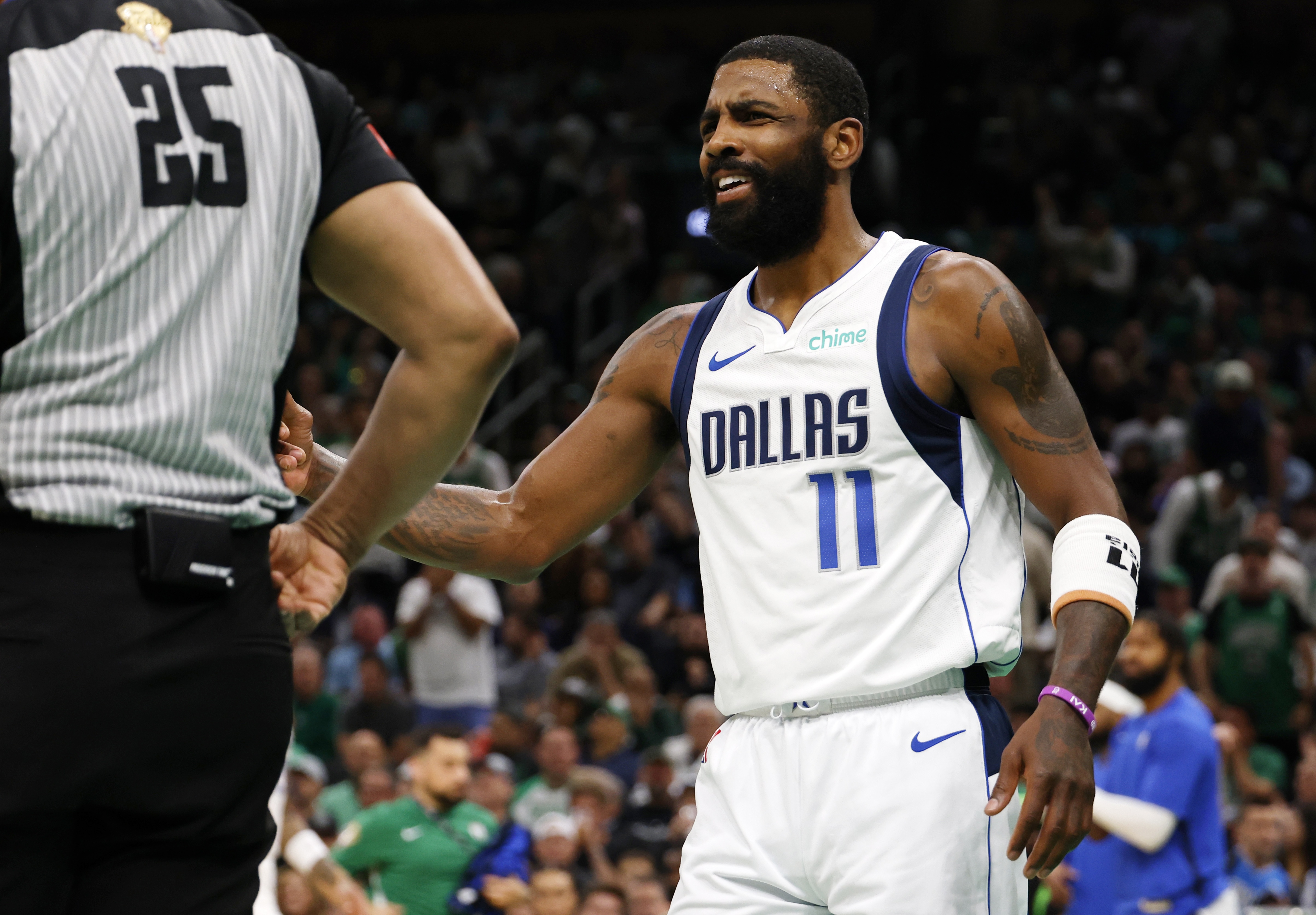 AYX爱游戏中国布鲁克林篮网迎NBA季后赛关键赛;转会期豪取连胜;话题不断;更衣室氛围转暖的简单介绍